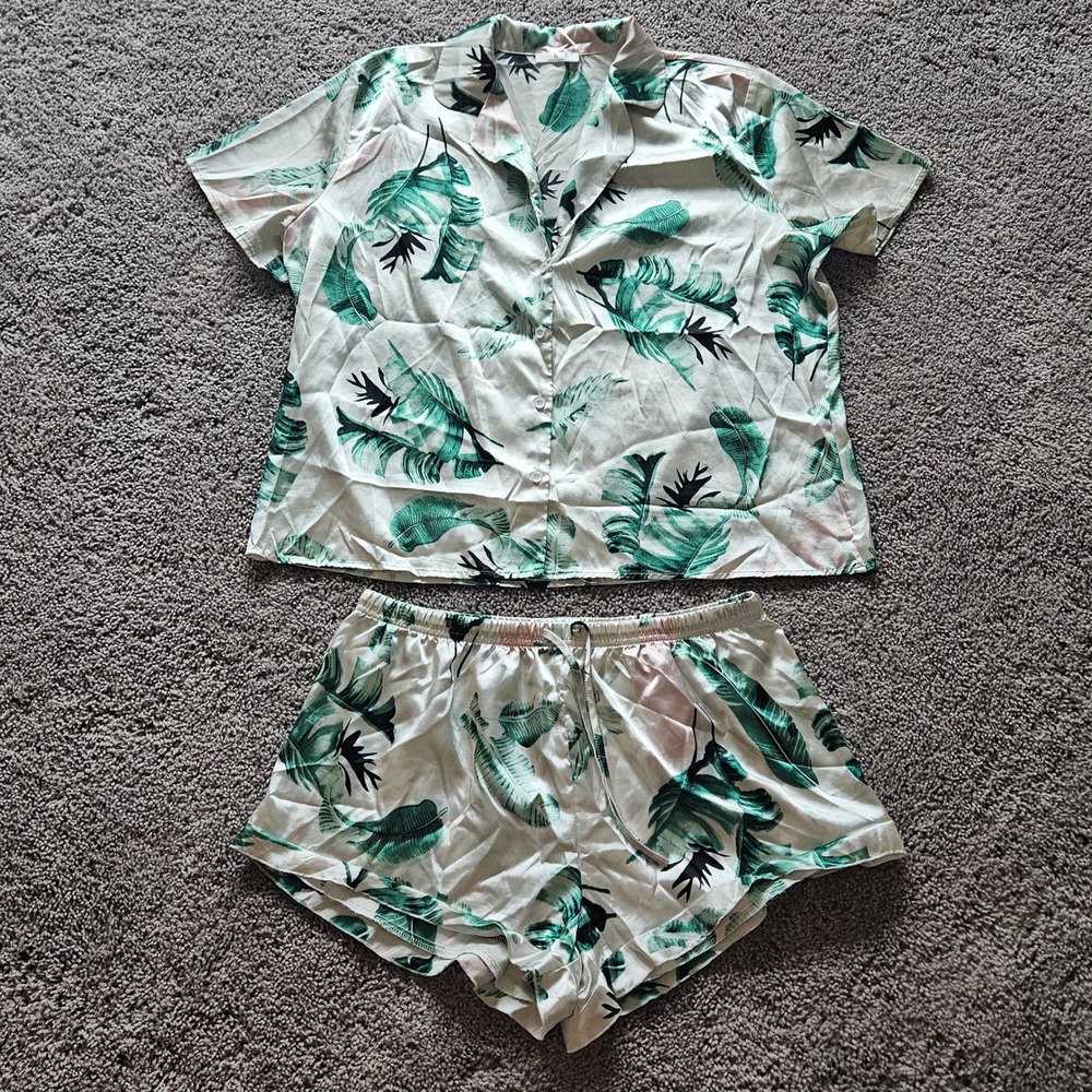 Satin Tropical Leaf Pajama Set Size XL Cream Green‎ Button Top Shorts Loungewear